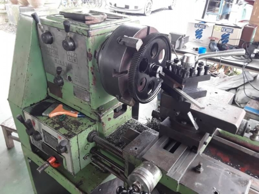 ขาย 97,000 เครื่องกลึงไต้หวัน 6 ฟุต CY500x1000 เกียร์บล๊อค 3 เพลา มีเบรค หัวสี่จับ ใช้ไฟ 380V.รูเพลาผ่าน 2 นิ้ว คอลึก วงสวิงกลึงโตสุด 700 mm.กลึงได้ยาว 1 เมตร กลึงเกลียวนิ้วไม่ต้องเปลี่ยนเฟือง กลึงเกลียวขนาดใหญ่ก็ได้นะครับ เครื่องจักรพร้อมใช้งาน ยังใช้กลึ