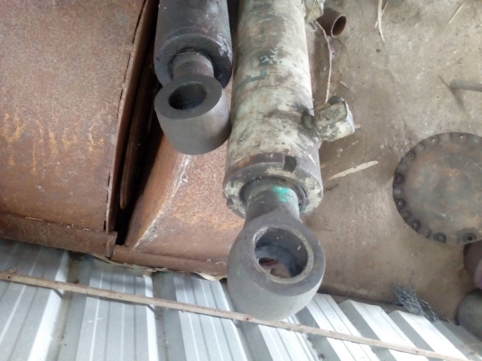 ขายกระบอกอาร์ม กระบอกบุ้งกี้ รถแมคโค PC-30-7 ขายไม่แพงครับ