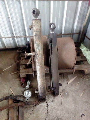 ขายกระบอกอาร์ม กระบอกบุ้งกี้ รถแมคโค PC-30-7 ขายไม่แพงครับ