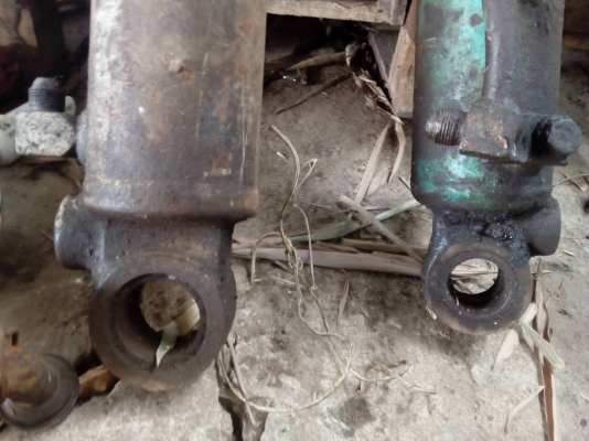 ขายกระบอกอาร์ม กระบอกบุ้งกี้ รถแมคโค PC-30-7 ขายไม่แพงครับ