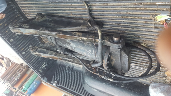 ขายกระบอกดั้ม4 ตันรถ6 ล้อราคา13000 บาทโทร 0643130366