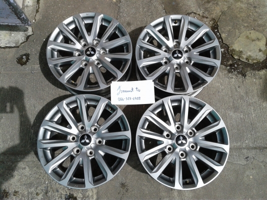 แม็ก New Triton 17 ถอดป้ายแดง สภาพสวยเดิมๆ  ไม่คดไม่ดุ้ง ไม่มีเก็บงานใดๆ มีรอยเล็กน้อย ตามรูป ราคา 4 วง 5,900 บาท