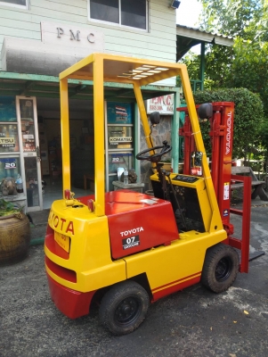 +++ ขายโฟล์คลิฟท์  TOYOTA FG900  เครื่องยนต์เบนซิน เสา 3  เมตร  เกียร์ธรรมดา  ยางลม