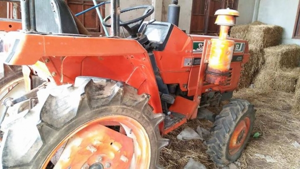 นั่งขับเก่านอก L1-18 สองเพลา มีผาลหลัง สนใจแวะมาชมครับ นั่งขับเก่านอก L1-18 สองเพลา มีผาลหลัง สนใจแวะมาชมครับ