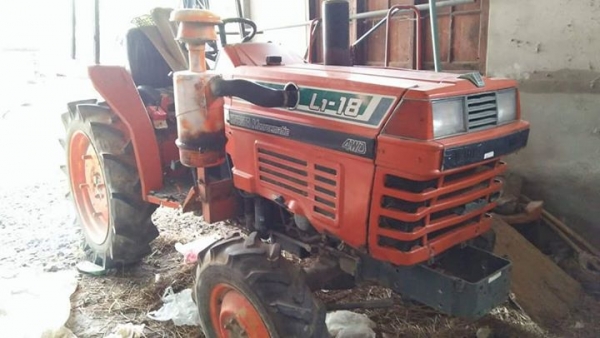 นั่งขับเก่านอก L1-18 สองเพลา มีผาลหลัง สนใจแวะมาชมครับ นั่งขับเก่านอก L1-18 สองเพลา มีผาลหลัง สนใจแวะมาชมครับ