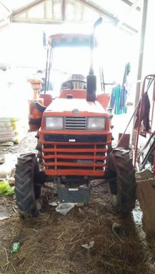 นั่งขับเก่านอก L1-18 สองเพลา มีผาลหลัง สนใจแวะมาชมครับ นั่งขับเก่านอก L1-18 สองเพลา มีผาลหลัง สนใจแวะมาชมครับ