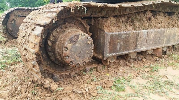 ขาย 395,000 HITACHI EX 200-1 เครื่องเดิมดี ปั้มเดิมแรง เอวมีขยับนิดๆๆ โซ่พอใช้ รอนเลอร์ดี เล่มทะเบียน รถอยู่ ขอนแก่น  090-772-3710 090-772-3708