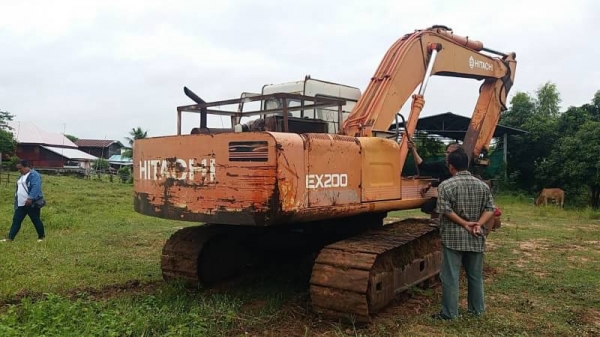ขาย 395,000 HITACHI EX 200-1 เครื่องเดิมดี ปั้มเดิมแรง เอวมีขยับนิดๆๆ โซ่พอใช้ รอนเลอร์ดี เล่มทะเบียน รถอยู่ ขอนแก่น  090-772-3710 090-772-3708