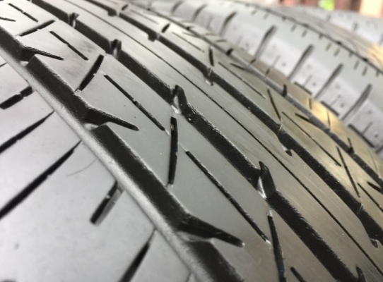 ยาง Bridgestone 215 60 16 ปี17 ดอกเต็ม ใช้ยาว ราคาไม่แพง