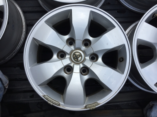 ล้อแม็ก TOYOTA ขนาด 6 รู ขอบ 16 ครบชุด 4 วง 3500  สภาพสวยๆไม่มีดุ้งไม่มีคตไม่มีซ่อม