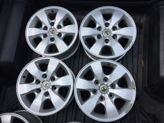 ล้อแม็ก TOYOTA ขนาด 6 รู ขอบ 16 ครบชุด 4 วง 3500  สภาพสวยๆไม่มีดุ้งไม่มีคตไม่มีซ่อม