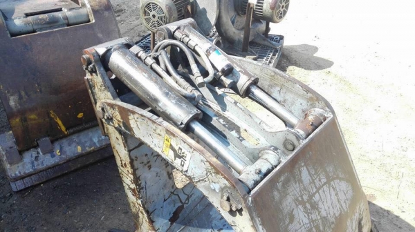 ปากคีบติดโฟล์คลิฟท์ญี่ปุ่น TCM ATTACHMENT JAPAN สภาพสวยงานเก่านอกลงตู้ (เหลือ 1 ตัว) ปากคีบติดโฟล์คลิฟท์ญี่ปุ่น TCM ATTACHMENT JAPAN สภาพสวยงานเก่านอกลงตู้ (เหลือ 1 ตัว)