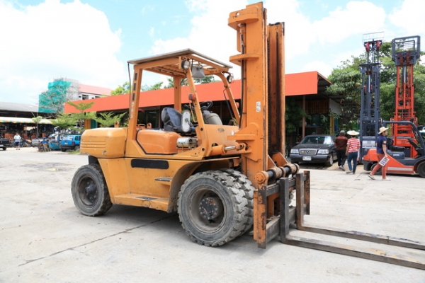 ขายรถยกโคมัสสึ 8 ตัน เสาสูฃง 4 เมตร เครื่องดีซล เกียร์ออโต้