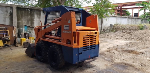 รถตักเอนกประสงค์ ยี่ห้อ Toyota Bob Cat sdk 5 เครื่องยนต์ 3สูบ ยันม่า25 แรงม้า เก่าญี่ปุ่นทำงาน 1000 ชั่วโมงสภาพดี ทำงานคล่องตัว เก่าญี่ปุ่นแท้ไม่เคยใช้งานในไทย ราคา215,000บาท #KPGแทรคเตอร์ 081-8416818 083-4355829 หรือ ติดต่อสอบถามได้ที่  กดไปที่ลิ้งค