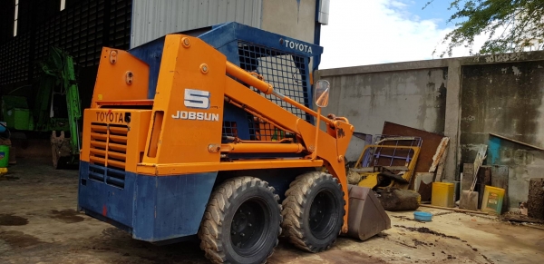 รถตักเอนกประสงค์ ยี่ห้อ Toyota Bob Cat sdk 5 เครื่องยนต์ 3สูบ ยันม่า25 แรงม้า เก่าญี่ปุ่นทำงาน 1000 ชั่วโมงสภาพดี ทำงานคล่องตัว เก่าญี่ปุ่นแท้ไม่เคยใช้งานในไทย ราคา215,000บาท #KPGแทรคเตอร์ 081-8416818 083-4355829 หรือ ติดต่อสอบถามได้ที่  กดไปที่ลิ้งค