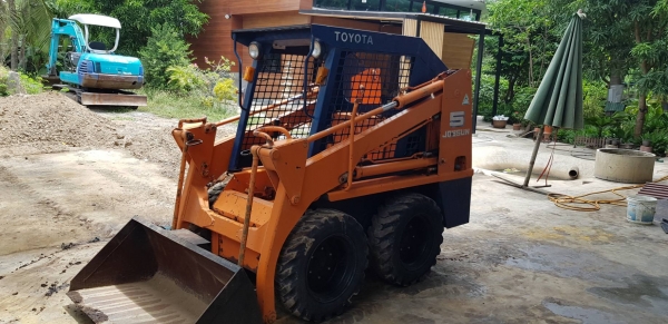 รถตักเอนกประสงค์ ยี่ห้อ Toyota Bob Cat sdk 5 เครื่องยนต์ 3สูบ ยันม่า25 แรงม้า เก่าญี่ปุ่นทำงาน 1000 ชั่วโมงสภาพดี ทำงานคล่องตัว เก่าญี่ปุ่นแท้ไม่เคยใช้งานในไทย ราคา215,000บาท #KPGแทรคเตอร์ 081-8416818 083-4355829 หรือ ติดต่อสอบถามได้ที่  กดไปที่ลิ้งค