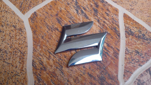 โลโก้ SUZUKI แท้ ติดท้ายรถ