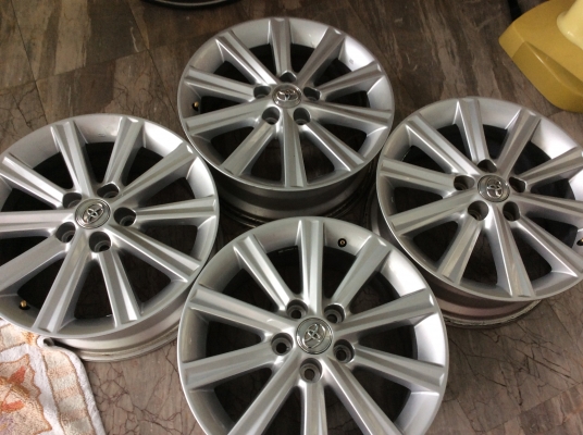 ล้อแมแท้TOYOTA CAMRY HYBRID ขอบ17 5รู114.3 เดิมๆไม่คดไม่ดุ้งสวยๆ ล้อแมแท้TOYOTA CAMRY HYBRID ขอบ17 5รู114.3 เดิมๆไม่คดไม่ดุ้งสวยๆ