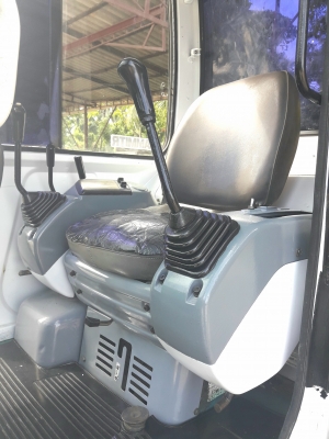 ขายรถแมคโคร komatsu pc30รุ่น7 มีไลหัวเจาะ