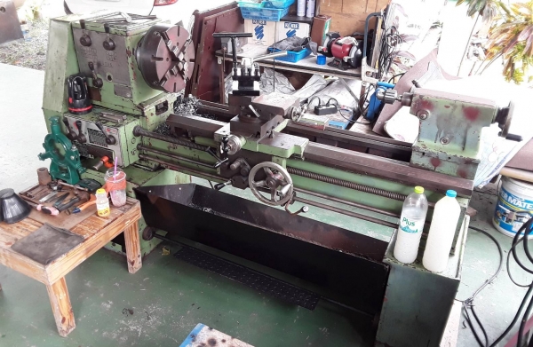 ขาย 97,000 เครื่องกลึงไต้หวัน 6 ฟุต CY500x1000 เกียร์บล๊อค 3 เพลา มีเบรค หัวสี่จับ ใช้ไฟ 380V.รูเพลาผ่าน 2 นิ้ว คอลึก วงสวิงกลึงโตสุด 700 mm.กลึงได้ยาว 1 เมตร กลึงเกลียวนิ้วไม่ต้องเปลี่ยนเฟือง กลึงเกลียวขนาดใหญ่ก็ได้นะครับ เครื่องจักรพร้อมใช้งาน ยังใช้กลึ