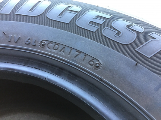 ยาง Bridgstone 205-70-15 ปี 16 ครบชุด 4 เส้น 4500 สวยๆไม่มีปะไม่บวมไม่กินข้างดอกยางเหลือเยอะเอาไปวิ่ ยาง Bridgstone 205-70-15 ปี 16 ครบชุด 4 เส้น 4500 สวยๆไม่มีปะไม่บวมไม่กินข้างดอกยางเหลือเยอะเอาไปวิ่