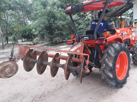 ขายL3608สวยๆสภาพนางฟ้าสวยๆเครื่องแน่นๆเกียรดีไฮโลิกแจ๋วสี สวยๆมาพร้อมอุปกร4ชิ่นดันหน้า+ผาน5+โรตารี่+คราด ขายL3608สวยๆสภาพนางฟ้าสวยๆเครื่องแน่นๆเกียรดีไฮโลิกแจ๋วสี สวยๆมาพร้อมอุปกร4ชิ่นดันหน้า+ผาน5+โรตารี่+คราด