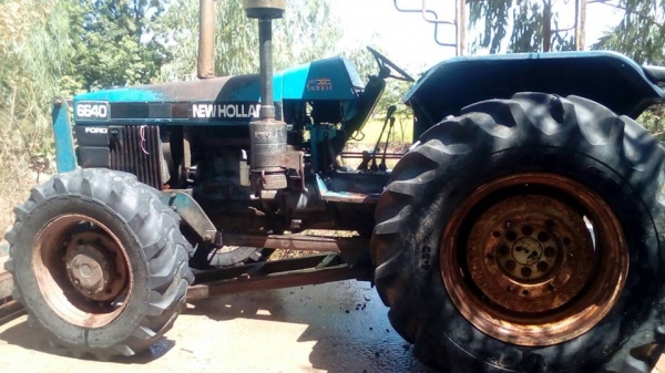 ขายรถไถNEWHOLLAND 6640 เอกสารทะเบียน 2เพลา ดันหน้า ผานหลัง