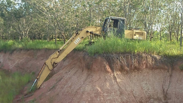 ขายด่วน แบ็คโคร IHI 200 เครื่องพัง ขายตามสภาพ สนใจสอบถาม 093 0764943  คุณ ตั้ม