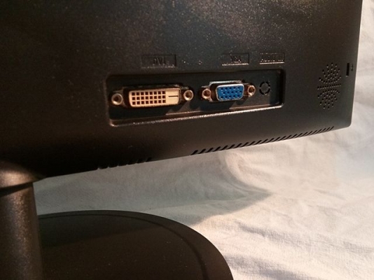 จอคอม LED HKC 18.5นิ้ว อุปกรณ์ครบ แถมสาย เปลี่ยนคอมเป็นทีวี