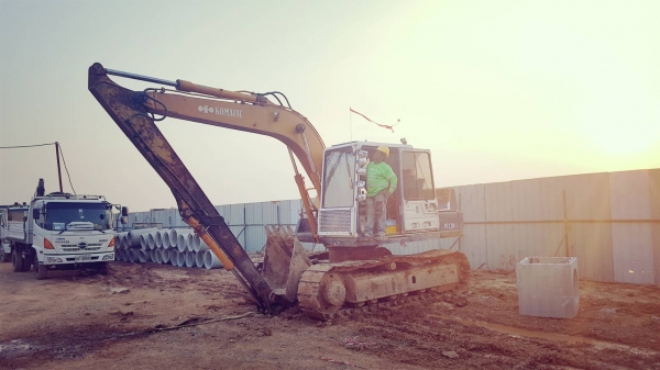 ขายKOMATSU 100L-3 สภาพสวยพร้อมใช้งาน เครื่องดี ช่วงล่างดี ใบแทร็กสวย มีเล่มทะเบียนพร้อม ราคาต่อรองคุบกันได้ โทร0616613023แพรว