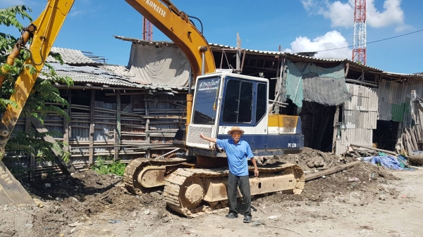 ขายKOMATSU 100L-3 สภาพสวยพร้อมใช้งาน เครื่องดี ช่วงล่างดี ใบแทร็กสวย มีเล่มทะเบียนพร้อม ราคาต่อรองคุบกันได้ โทร0616613023แพรว