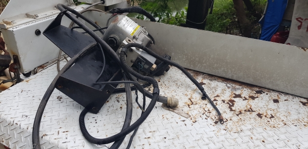 ฝาท้ายไฮดรอลิค 12 v รับน้ำหนักได้ 450 กิโล ฝาท้ายไฮดรอลิค 12 v รับน้ำหนักได้ 450 กิโล