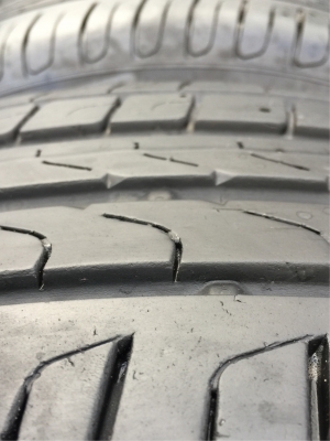 ยาง Pirelli 225 50 17 ปี17 ดอกเต็ม ไม่มีปะ ใช้ยาว ราคาไม่แพง