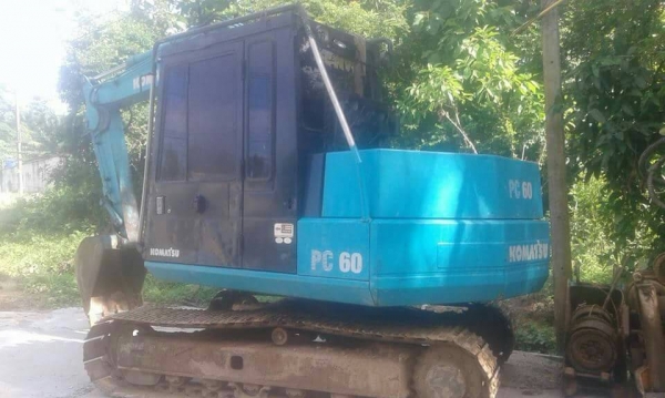 ขายรถแบคโฮ KOMATSU PC60-5 เอกสารเล่ม หัวกระแทกพร้อมบุ้งกี๋ ราคา 480000