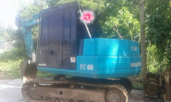 ขายรถแบคโฮ KOMATSU PC60-5 เอกสารเล่ม หัวกระแทกพร้อมบุ้งกี๋ ราคา 480000