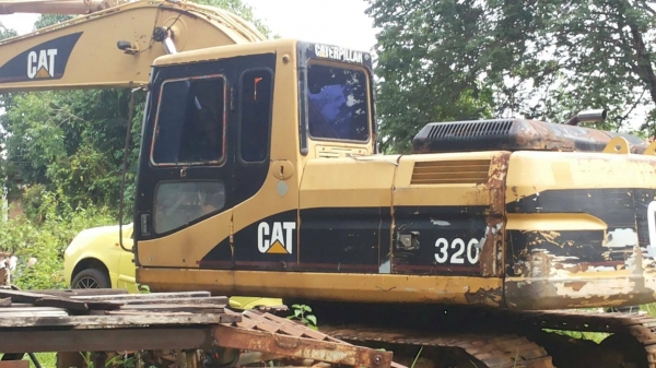 ขาย 555,000 CAT 320 V2 เล่มทะเบียน ไฟฟ้าตัด เครื่องดี ปั้มแรง เอวแน่น ช่วงล่างแน่น รถพร้อมใช้ รถอยู่ นครสวรรค์ 090-772-3710 090-772-3708