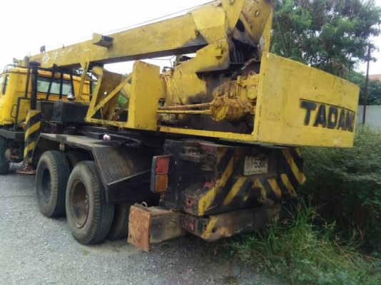 รถเครน NISSAN