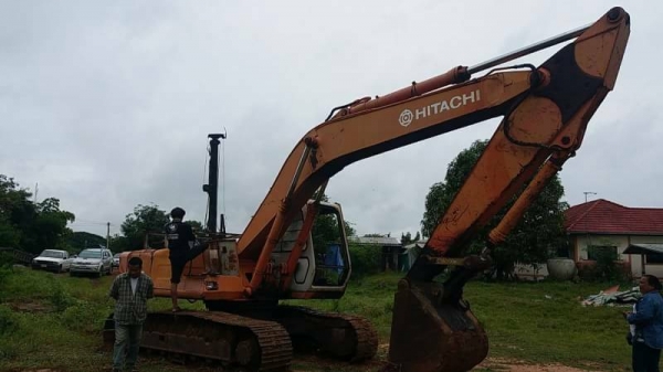 ขาย 375,000 HITACHI EX 200-1 เครื่องเดิมดี ปั้มเดิมแรง เอวมีขยับนิดๆๆ โซ่พอใช้ รอนเลอร์ดี เล่มทะเบียน รถอยู่ ขอนแก่น  064-191-1112