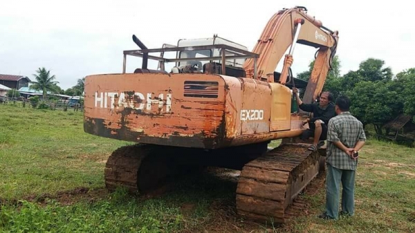 ขาย 375,000 HITACHI EX 200-1 เครื่องเดิมดี ปั้มเดิมแรง เอวมีขยับนิดๆๆ โซ่พอใช้ รอนเลอร์ดี เล่มทะเบียน รถอยู่ ขอนแก่น  064-191-1112
