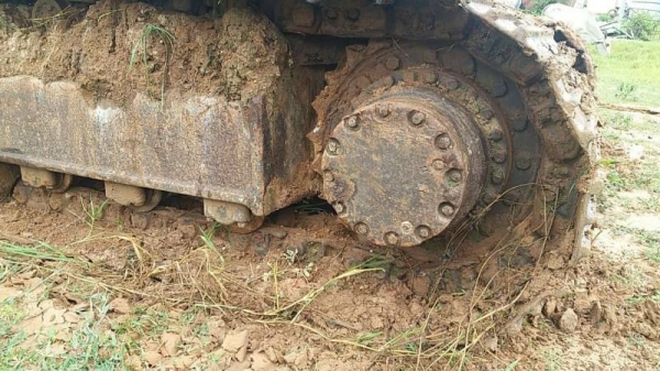 ขาย 375,000 HITACHI EX 200-1 เครื่องเดิมดี ปั้มเดิมแรง เอวมีขยับนิดๆๆ โซ่พอใช้ รอนเลอร์ดี เล่มทะเบียน รถอยู่ ขอนแก่น  064-191-1112