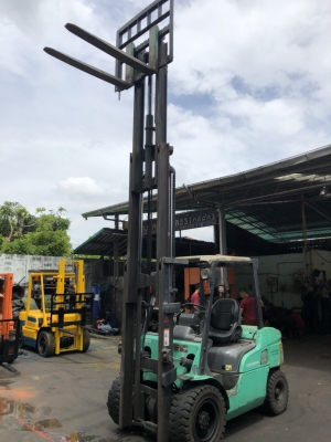 ขายรถโฟล์คลิฟท์ MITSUBISHI รุ่น FD30-ND ดีเซล  เกียร์ธรรมดา เสา 5 เมตร สภาพดีพร้อมใช้งาน