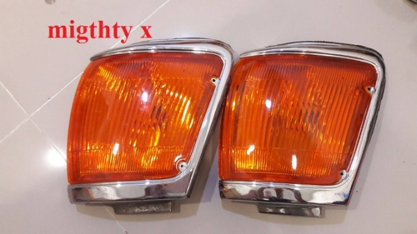 ขายไฟเลี้ยว ไฟมุม ไฟหรี่ อีกชุด