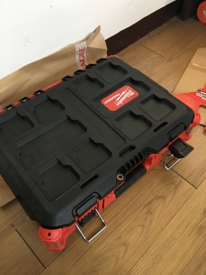 กล่องเปล่าใส่เครื่องมือกันน้ำกันกระแทก Milwaukee Packout รุ่น 48-22-8424 Pack out Tool Box, 22&quot; สามารถนำมาต่อหลายๆชั้นได้