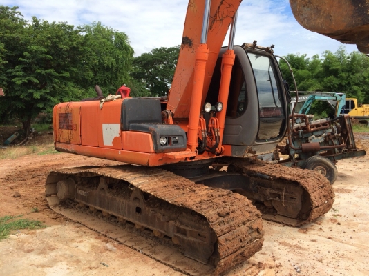 ขายด่วน HITASHI ZX200-1 สภาพพร้อมใช้งาน เครื่องปั้มดี เอกสารเล่มทะเบียน สนใจสอบถาม 093 0764943  คุณ ตั้ม