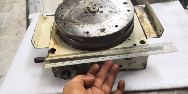 3,200 บ. โทร 083-2000058 LINE ID: line832923 ชุดแท่นหัวจานแบ่งองศา ยี่ห้อ RIKER ขนาดหน้ากลม 21.5 cm. หนักมาก