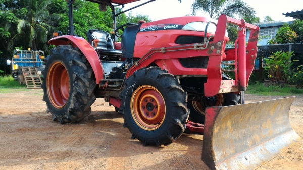 ขายรถไถ YANMAR EF393T พร้อมดันหน้า+ผาน6  ราคา 240,000  เครื่องดี ยางหน้าใหม่ เปลี่ยนถ่ายของเหลวพร้อมกรอง  พร้อมใช้งาน  ราคาต่อรองได้ครับ  มีบริการขนส่งทั่วไทย สอบถามได้ครับ  ร้านสามย่านแทรคเตอร์ 0897489639 ,0899347475 line= 0897489639 / 0899347475