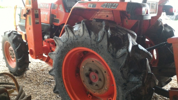 ขายรถไถ KUBOTA L4508 พร้อมตัวตัก  ราคา 330,000  ราคาต่อรองได้ครับ  มีบริการขนส่งทั่วไทย สอบถามได้ครับ  ร้านสามย่านแทรคเตอร์ 0897489639 ,0899347475 line= 0897489639 / 0899347475