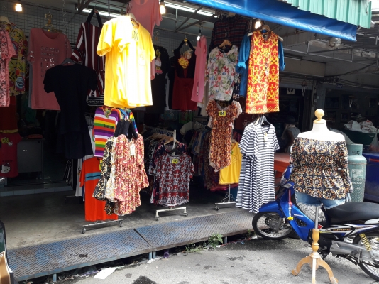 ให้เซ้งร้านขายผ้าให้หมดพร้อมขายเลยทำเลดี
