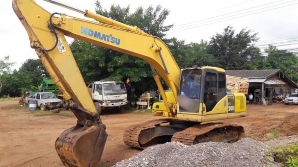 ขาย 1,290,000 รถเก่านอก  KOMATSU PC200-7 ทำงาน 11,xxx ชม เครื่องดี ปั้มแรง โช่ใหม่ เอวแน่น ไฟฟ้าครบ เอกสารเล่มทะเบียน  รถอยู่  มหาสารคาม โทร 0610710295  สนใจ รายการสินค้า อื่นๆ ที่ เว็ปไชค์ Truck2Hand  https://www.truck2hand.com/index.php?actions=content/