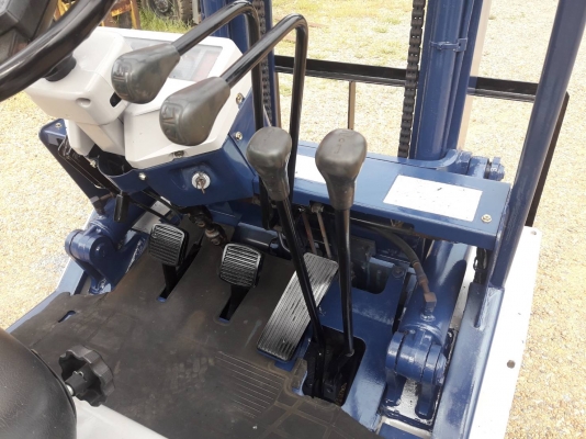 ขายรถยก KOMATSU FD20-11 เครื่องดีเซล 4FE1 เสาสูง 3 เมตร ยกได้ 2 ตัน เกียร์ธรรมดา รถนอกนำเข้า มีเอกสารการนำเข้า ติดต่อ 098-7962549